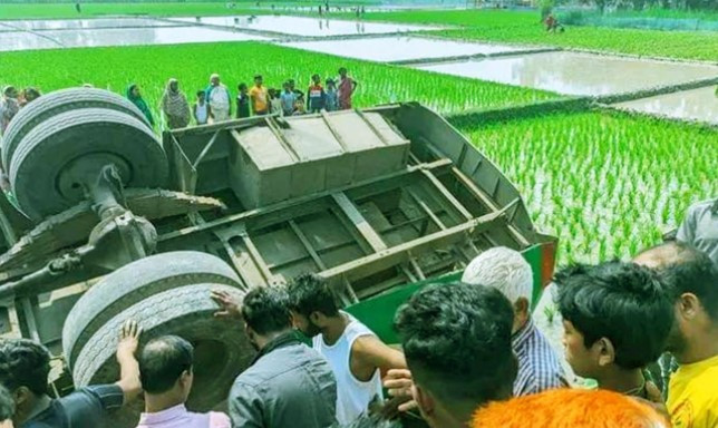 পিকনিকের বাস ধানক্ষেতে, আহত ৫৫
